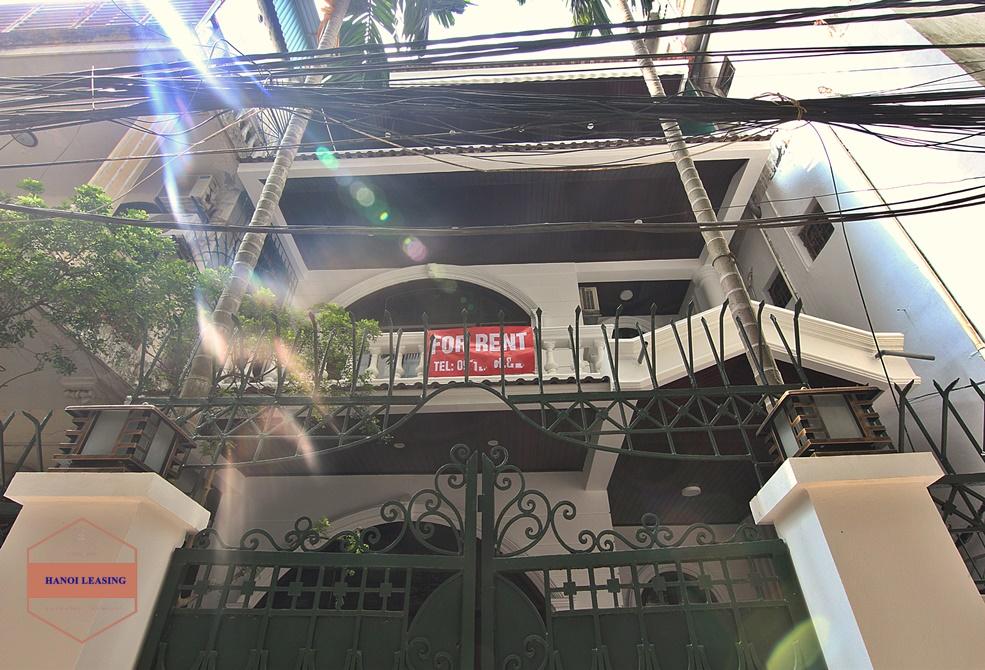 Cosy house with courtyard for rent in Tay Ho, Ha Noi