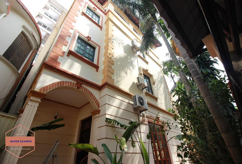 Unfurnished house with large coutyardfor rent in Tay Ho, Ha Noi