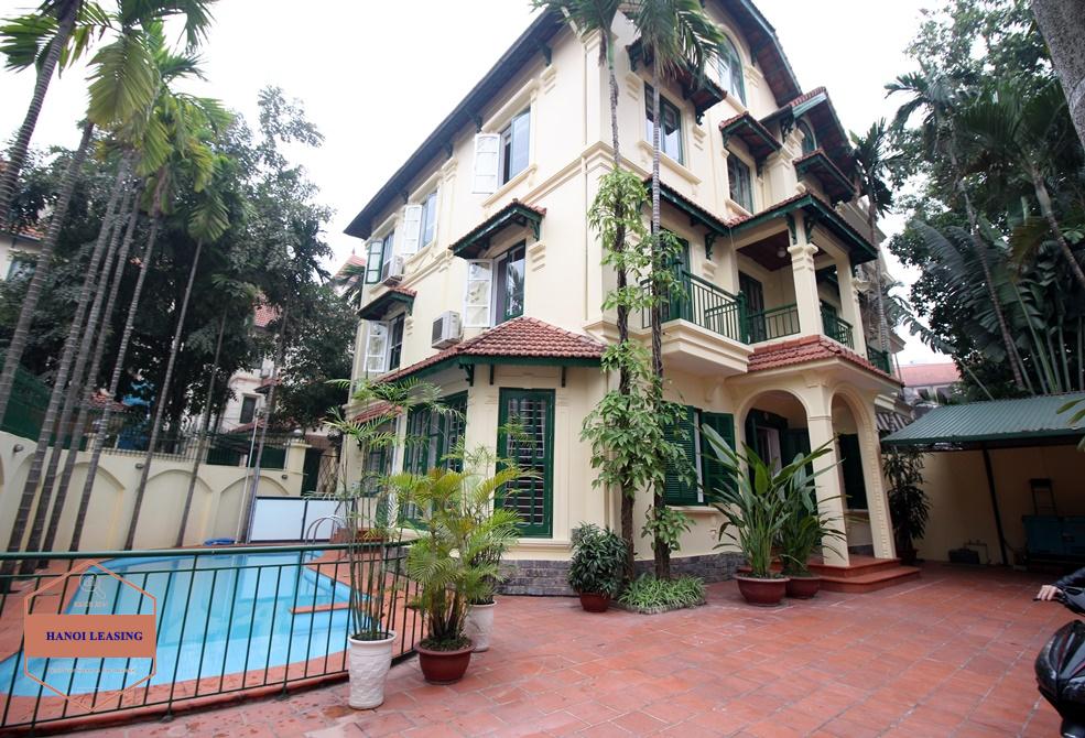 Big and nice yard house with swimming pool for rent in Tay Ho area