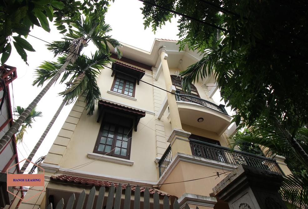 A chaming house with 6 bedrooms, for rent in Tay Ho area