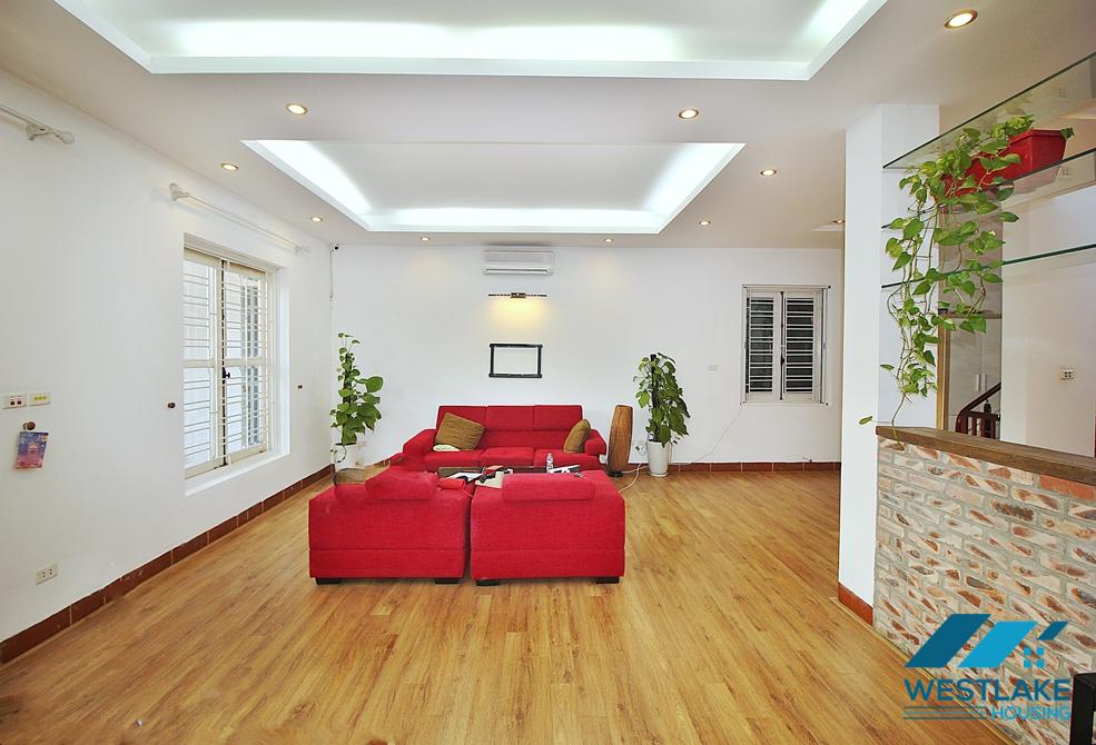 Cho Thuê Nhà 4 Phòng Ngủ Ban Công View Hồ Sân Vườn Đẹp Tại Tây Hồ,Hà Nội