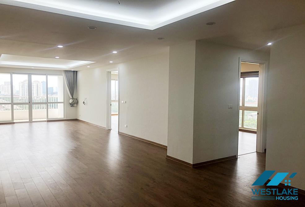 Căn hộ ba phòng ngủ, hai phòng tắm chưa trang bị đầy đủ nội thất, nhà mới đẹp cho thuê