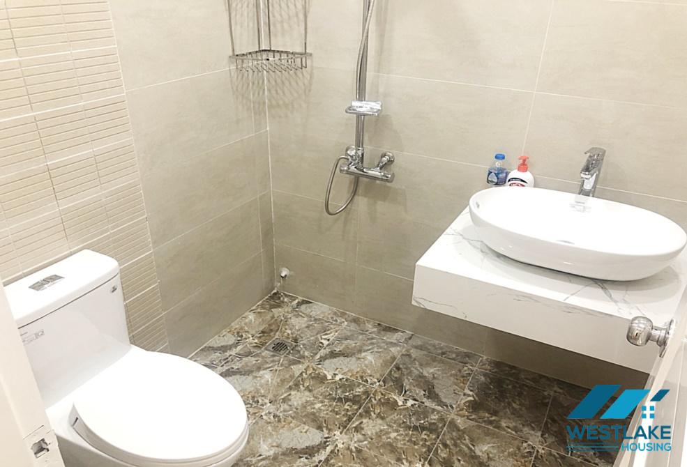 Căn hộ ba phòng ngủ, hai phòng tắm chưa trang bị đầy đủ nội thất, nhà mới đẹp cho thuê