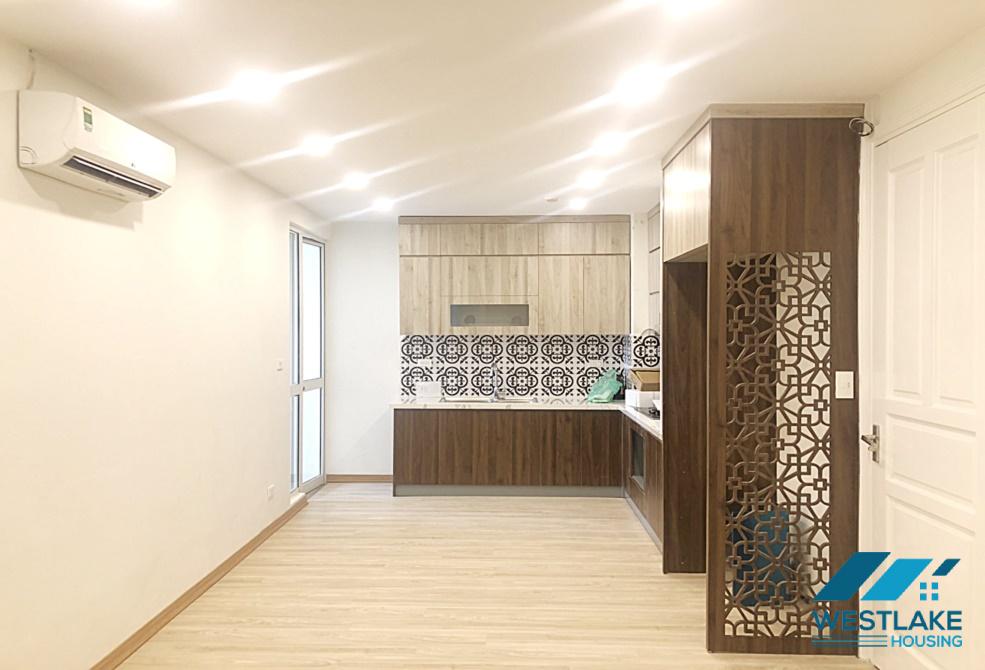 Căn hộ ba phòng ngủ, hai phòng tắm chưa trang bị đầy đủ nội thất, nhà mới đẹp cho thuê