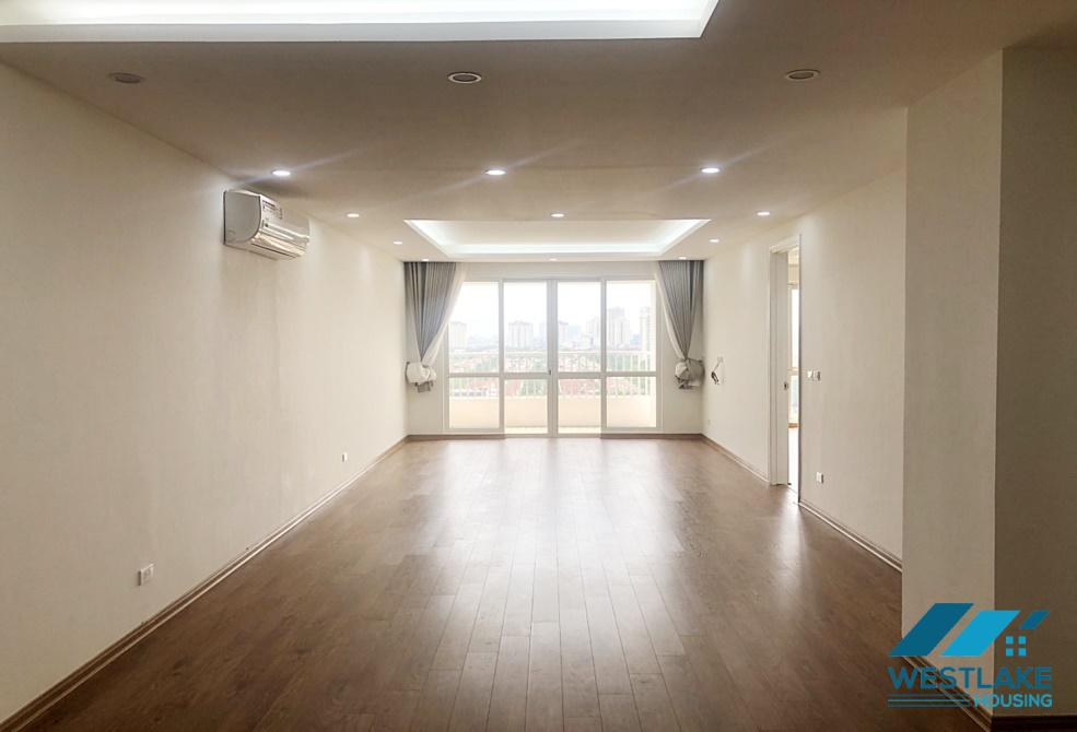 Căn hộ ba phòng ngủ, hai phòng tắm chưa trang bị đầy đủ nội thất, nhà mới đẹp cho thuê