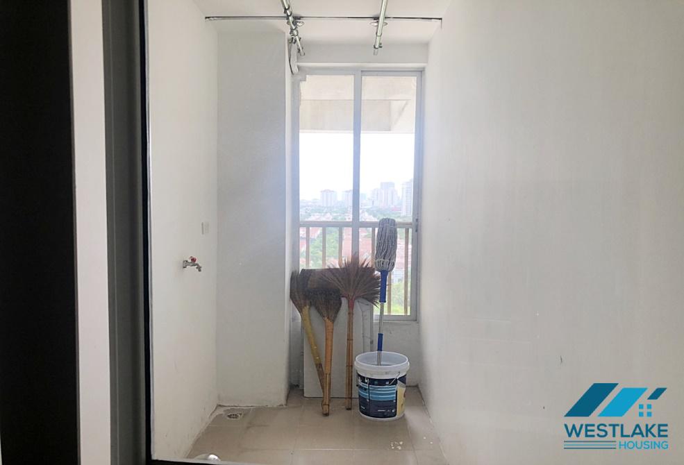 Căn hộ ba phòng ngủ, hai phòng tắm chưa trang bị đầy đủ nội thất, nhà mới đẹp cho thuê
