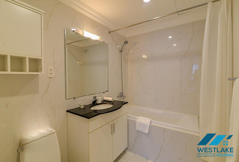 Cho thuê căn hộ 3 phòng ngủ view hồ tại khu vực Trúc Bạch