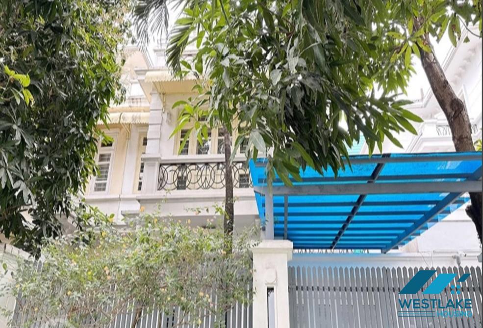 Nhà chất lượng với một phần nội thất cho thuê tại Khu D Ciputra