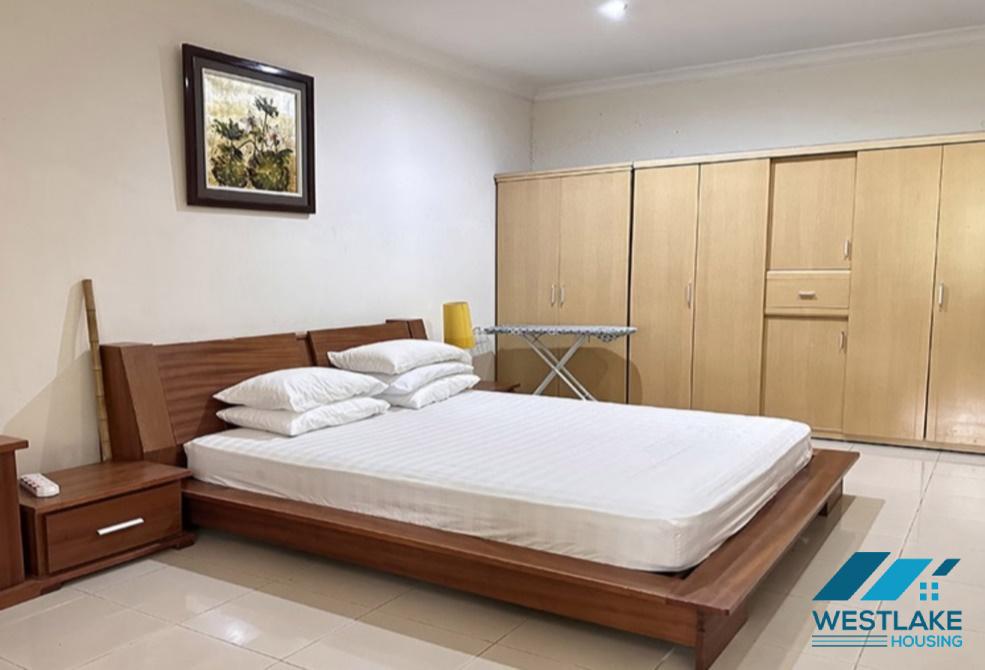 Nhà chất lượng với một phần nội thất cho thuê tại Khu D Ciputra