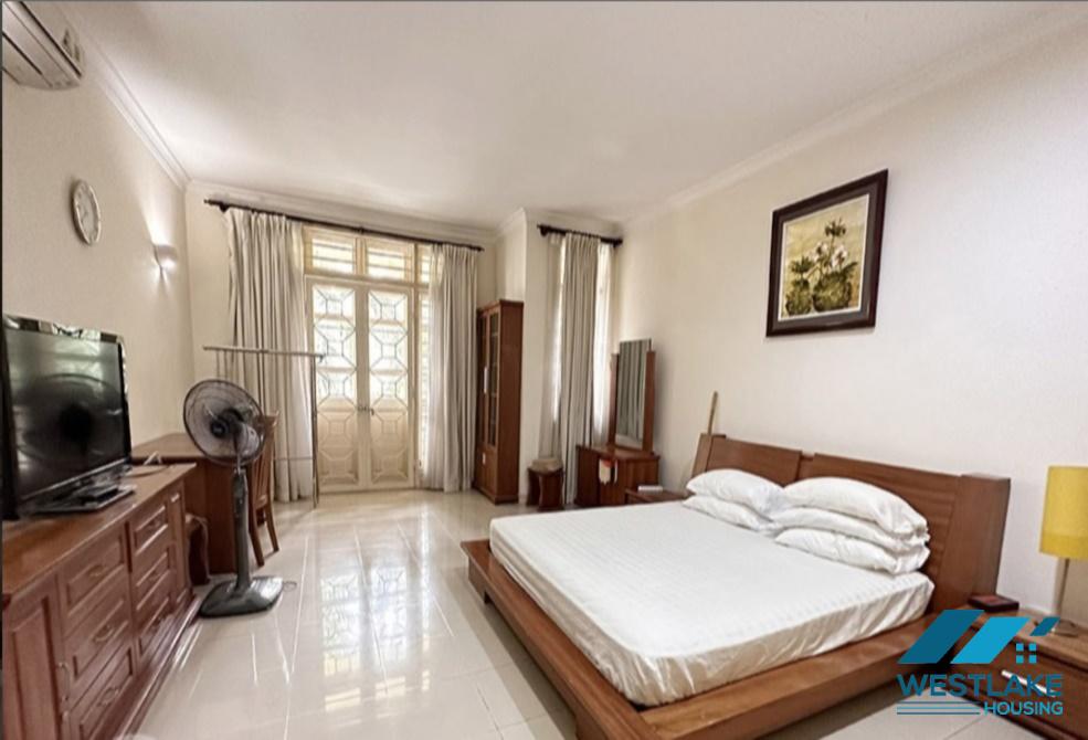 Nhà chất lượng với một phần nội thất cho thuê tại Khu D Ciputra