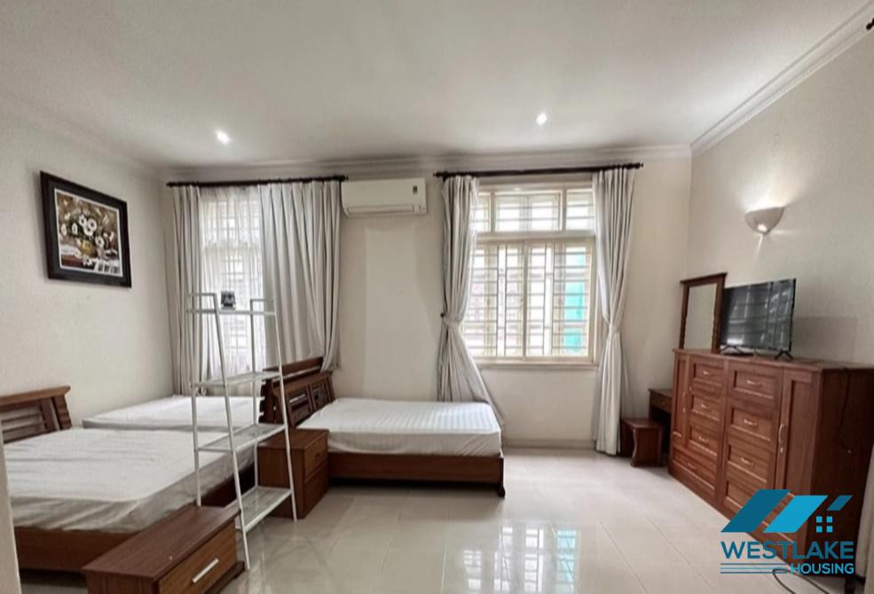 Nhà chất lượng với một phần nội thất cho thuê tại Khu D Ciputra