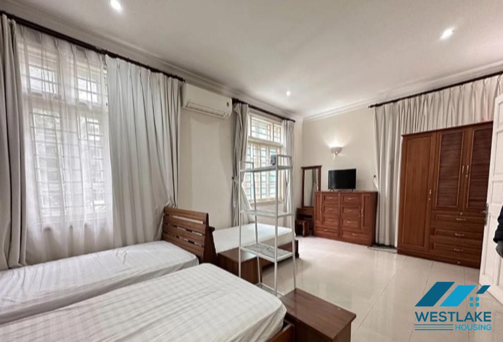 Nhà chất lượng với một phần nội thất cho thuê tại Khu D Ciputra