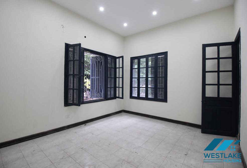 Biệt thự cho thuê tại Hoàn Kiếm thích hợp để ở, kinh doanh hoặc làm văn phòng