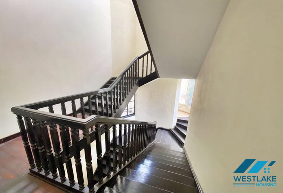 Biệt thự sân rộng cho thuê làm văn phòng, nhà hàng hoặc tại Hoàn Kiếm.