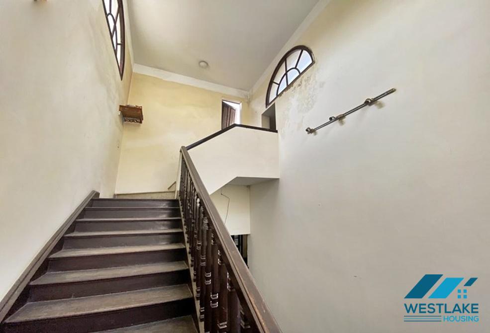 Biệt thự sân rộng cho thuê làm văn phòng, nhà hàng hoặc tại Hoàn Kiếm.