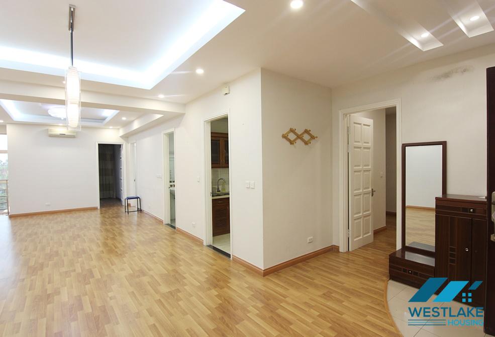 Căn hộ ba phòng ngủ sáng sủa và hiện đại tại Ciputra, quận Tây Hồ