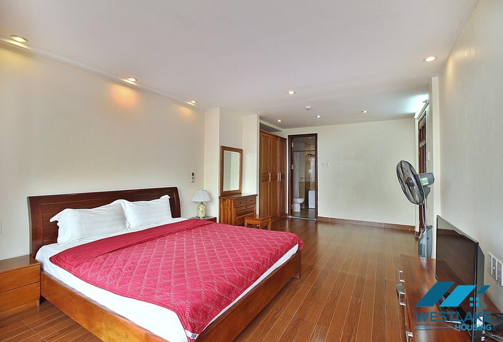Căn Hộ 3 Phòng Ngủ Ban Công Rộng Đẹp, Thoáng View Hồ Cho Thuê Tại  Xuân Diệu, Tây Hồ