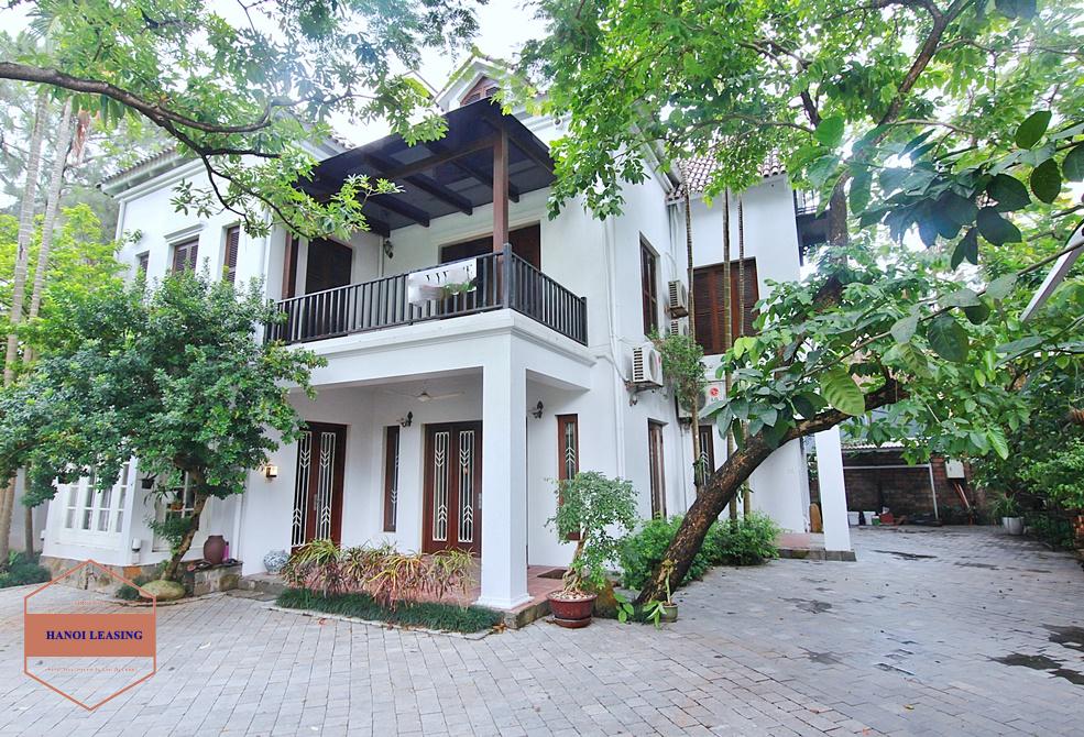 Big garden house with green view for rent in Xuan Dieu area, Tay Ho District 