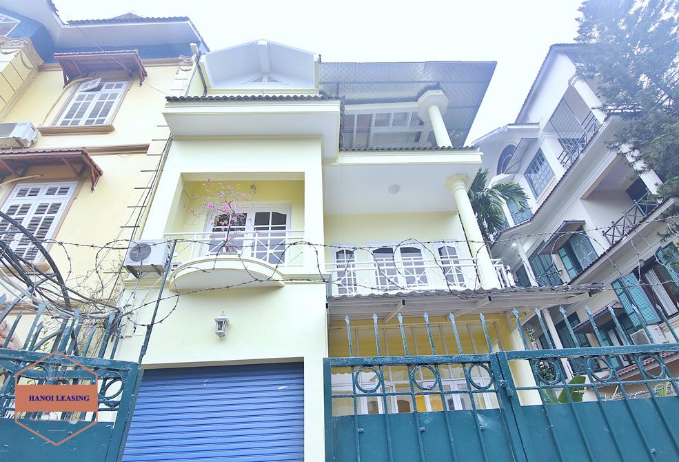 Unfurnished 4 beds house for rent in Tay Ho distrcit, Hanoi