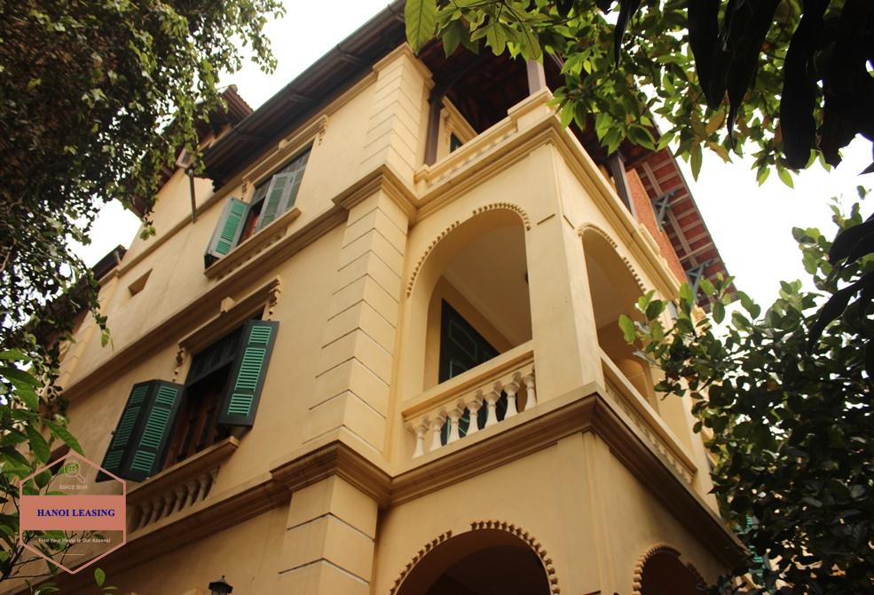 Charming house with 4 bedrooms, big courtyard for rent for rent in To Ngoc Van st, westlake area