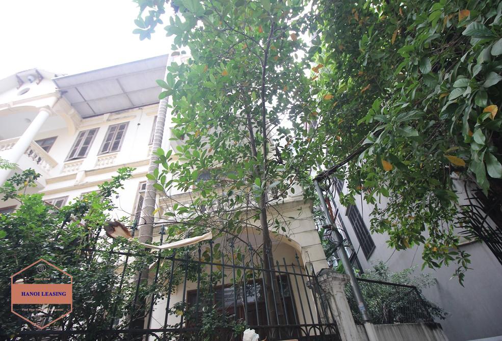 Unfurnished house with cheap price for rent in Tay Ho, Hanoi