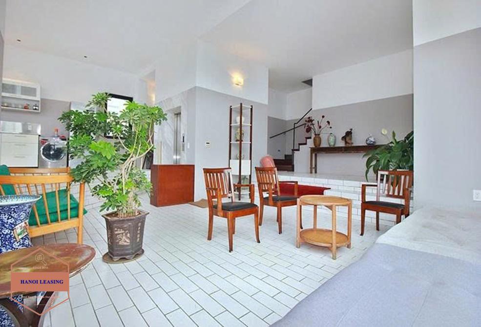 Top floor apartment for rent alley 31 Xuan dieu st, Tay Ho