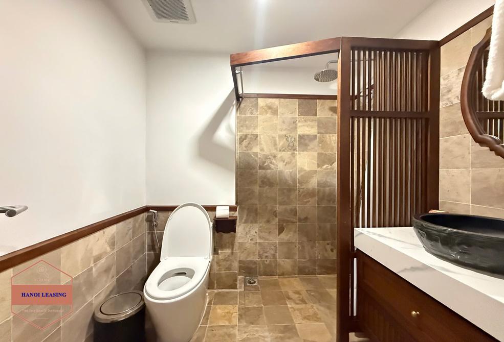 Lake view apartment with 4 bedrooms for rent in Xuan dieu st, Tay Ho Lake view apartment with 4 bedrooms for rent in Xuan dieu st, Tay Ho